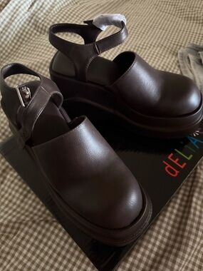 Chunky 90s Platform Clogs in Dark Brown